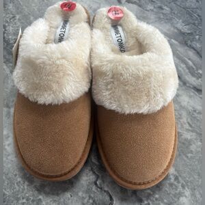 Minnetonka woman’s slippers NWT (10)